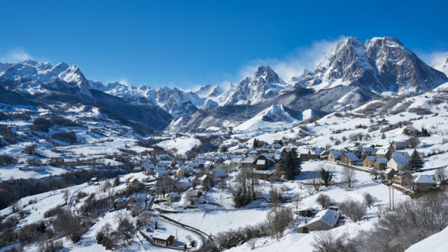 Circo y pueblo de Lescun en la nieve