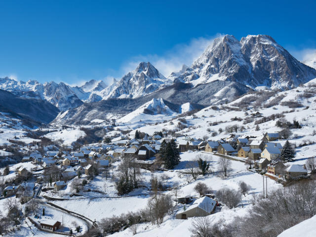 Vue sur le village de Lescun et sur les montagnes enneigées dans la Vallée d'Aspe