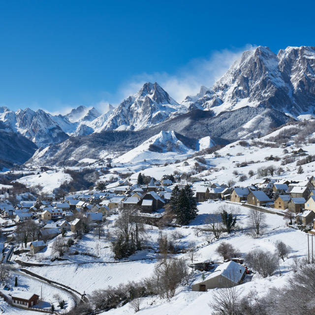 Vue sur le village de Lescun et sur les montagnes enneigées dans la Vallée d'Aspe