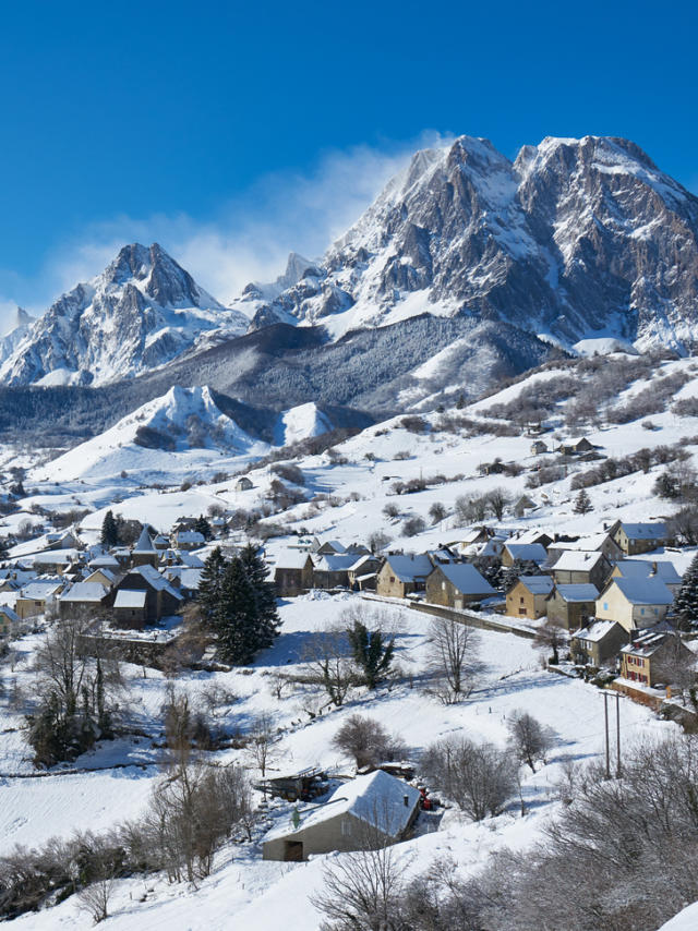 Circo y pueblo de Lescun en la nieve