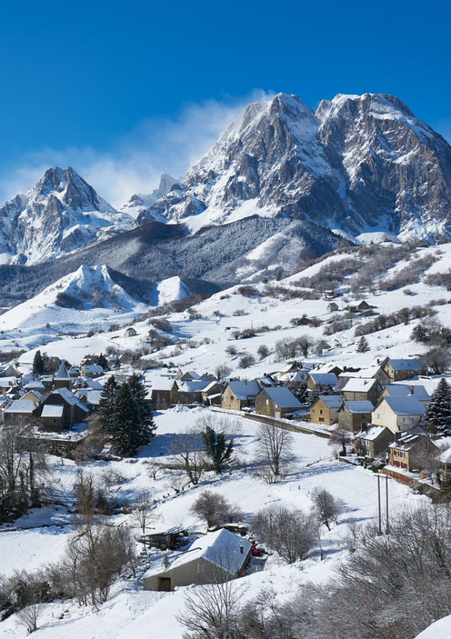 Circo y pueblo de Lescun en la nieve