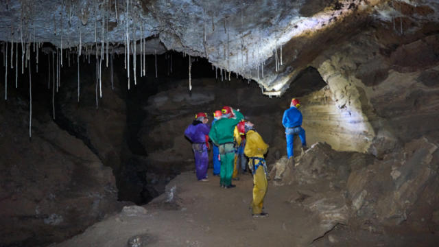 Un groupe de visiteurs dans les Grottes de la Verna