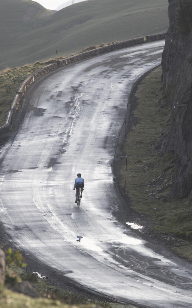 Ciclista en una carretera de montaña