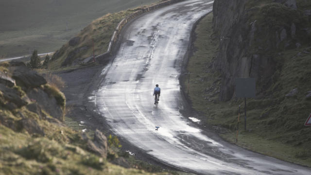 Une cycliste entame une ascencion