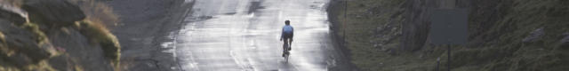 Ciclista en una carretera de montaña