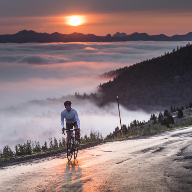 Ciclista sobre un mar de nubes