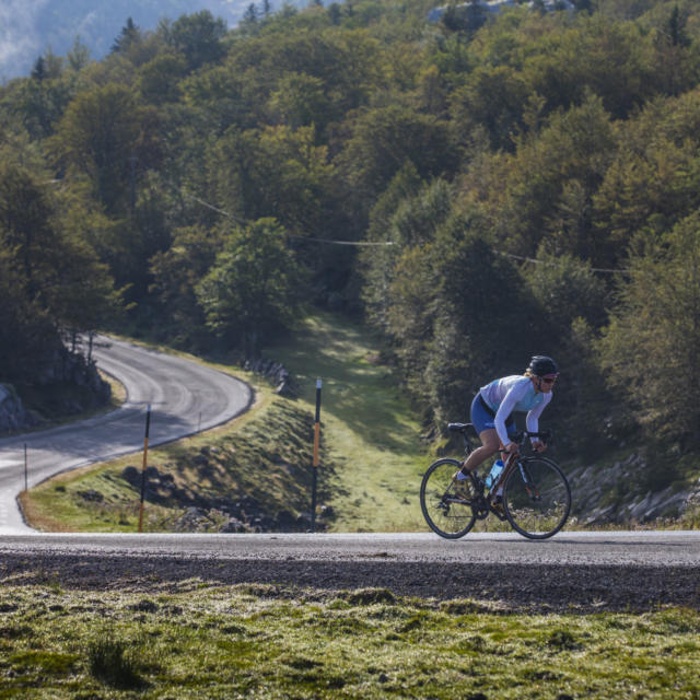 Une cycliste roule sur les routes de montagne des Pyrénées béarnaises