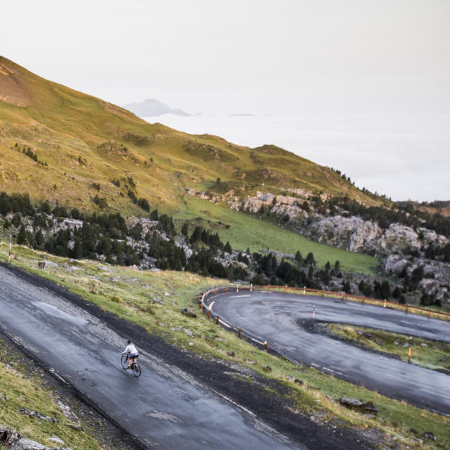 Une cycliste dans la montée d'un col