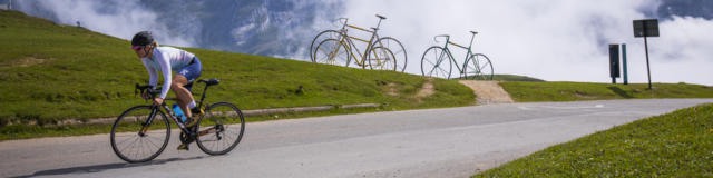 Cycliste en train de gravir le col de l'Aubisque