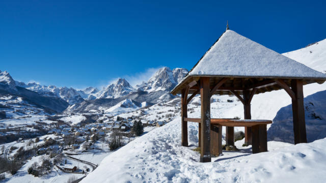 Vue sur le village de Lescun sous la neige depuis le belvédère