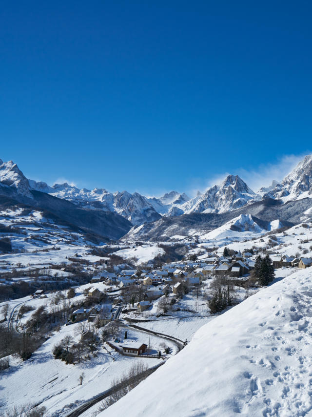 Vue sur le village de Lescun sous la neige depuis le belvédère