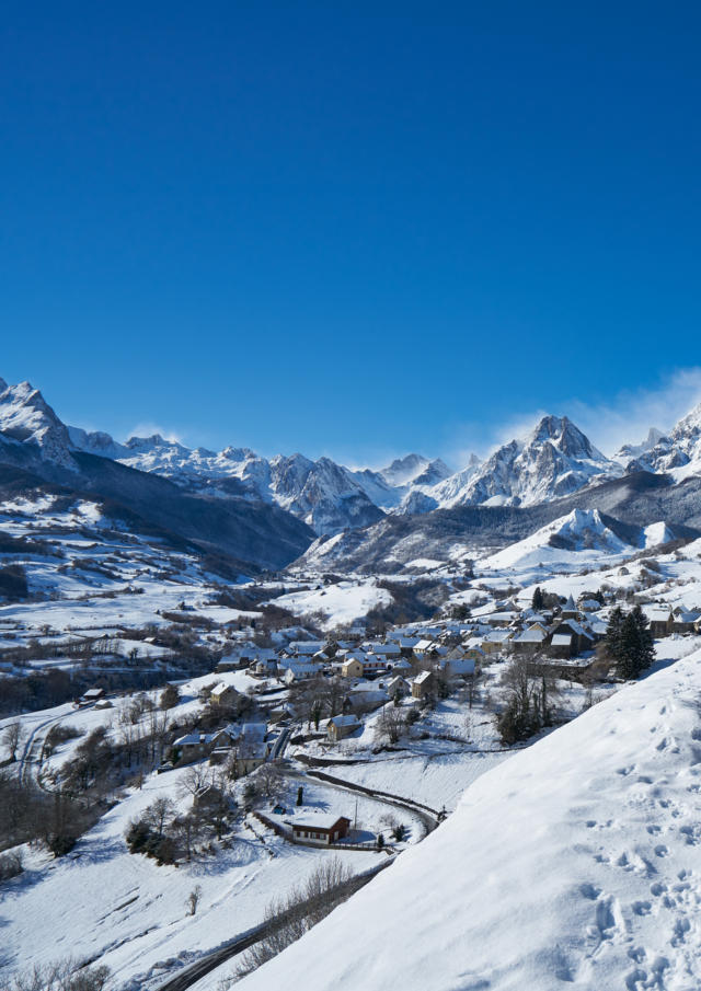 Vue sur le village de Lescun sous la neige depuis le belvédère