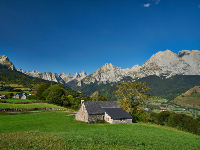 Hébergements en gîtes de groupes, de séjours et d'étape dans les Pyrénées Béarnaises (accueil groupes, séjours, randonnées, saint-Jacques de Compostelle)