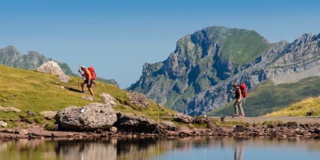 Randonneurs à coté du lac de montagne