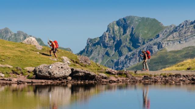 Randonneurs à coté du lac de montagne