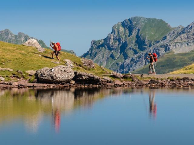 Randonneurs à coté du lac de montagne