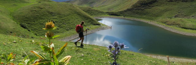 Randonneur à coté du Lac du Montagnon par le Col D'iseye