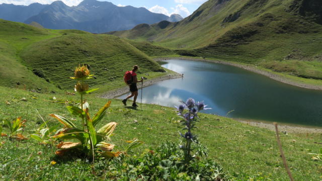 Randonneur à coté du Lac du Montagnon par le Col D'iseye