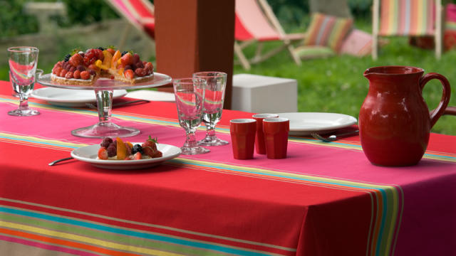 Mesa decorada con mantel de tejidos Lartigue 1910