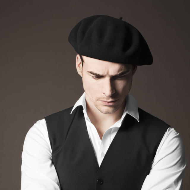 Homme pose avec béret noir