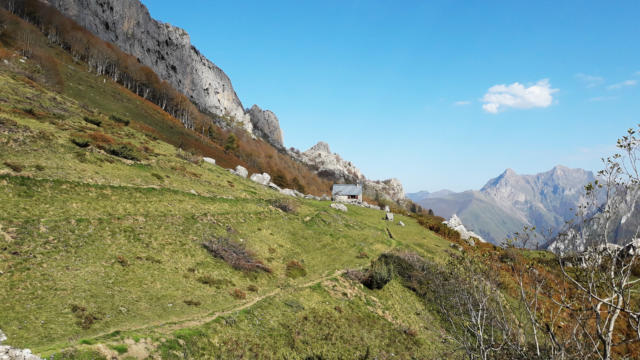 Sentier et cabane de berger dans la montagne