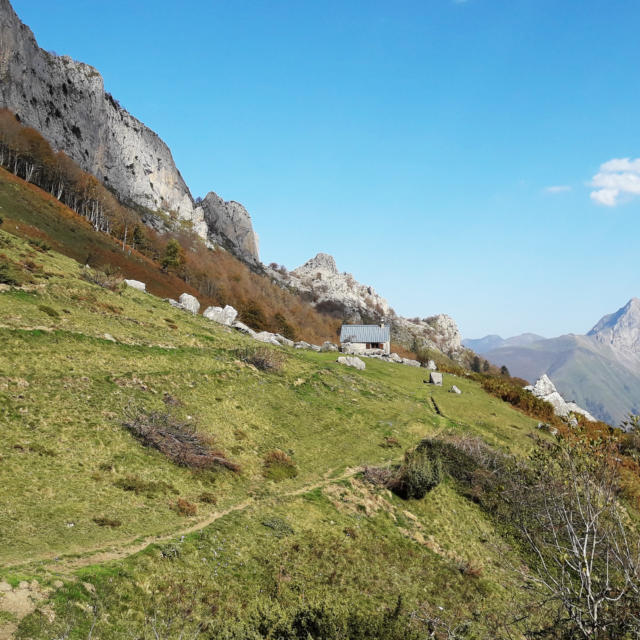 Sentier et cabane de berger dans la montagne