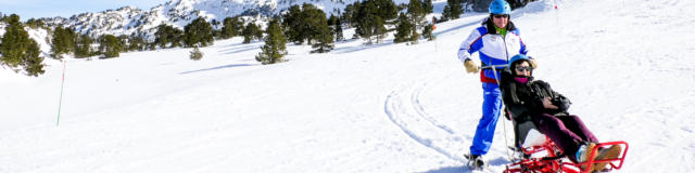 Descente skieurs en tandem handicapé