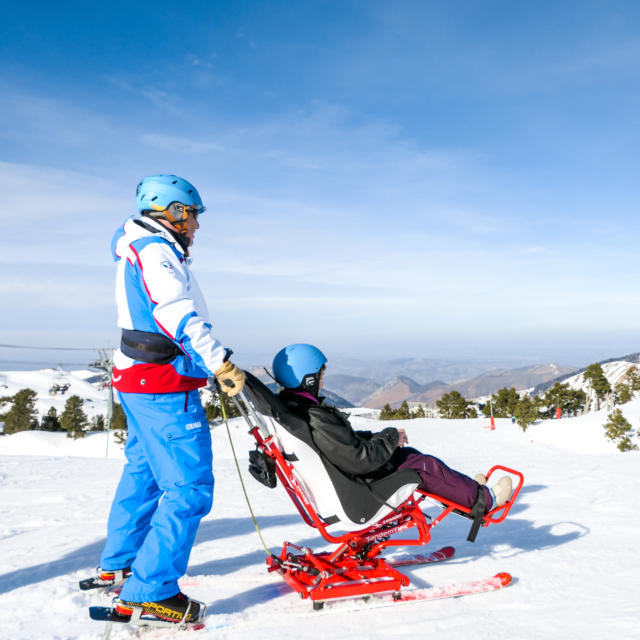 Skieurs en tandem handicapé