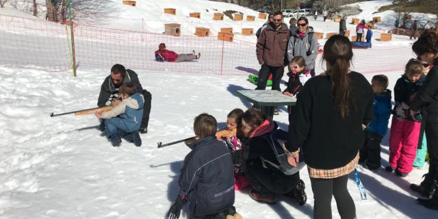 Tiro con carabina laser en la nieve