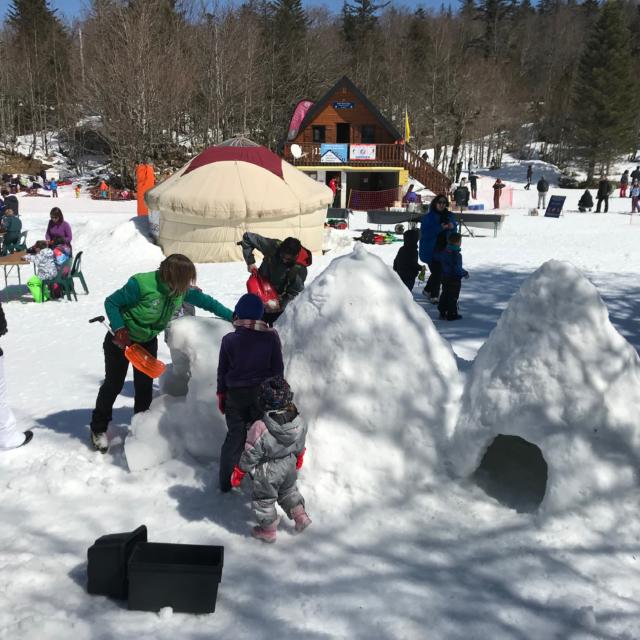 Enfants fabriquent des igloos pendant la journée des enfants trappeurs