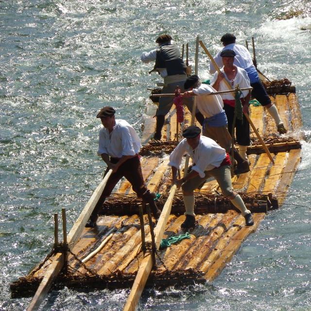 Armadía en el rio Aspe