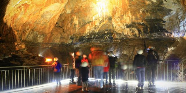 Groupe de visiteurs dans la grande salle de la Grotte de la Verna