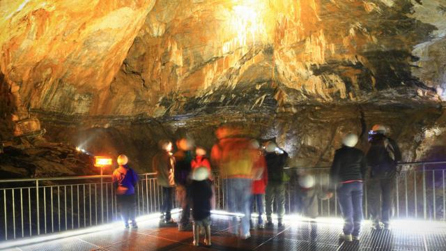 Groupe de visiteurs dans la grande salle de la Grotte de la Verna