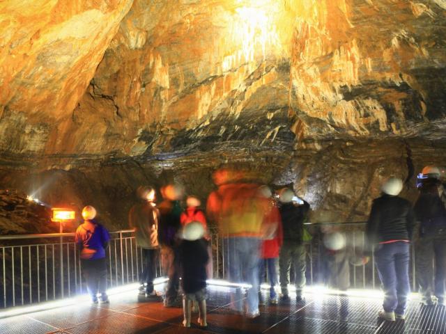 Groupe de visiteurs dans la grande salle de la Grotte de la Verna