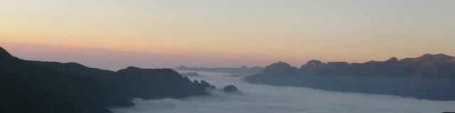 Mer de nuages et soleil couchant au-dessus du refuge d’Arlet (vallée d’Aspe - Pyrénées béarnaises)