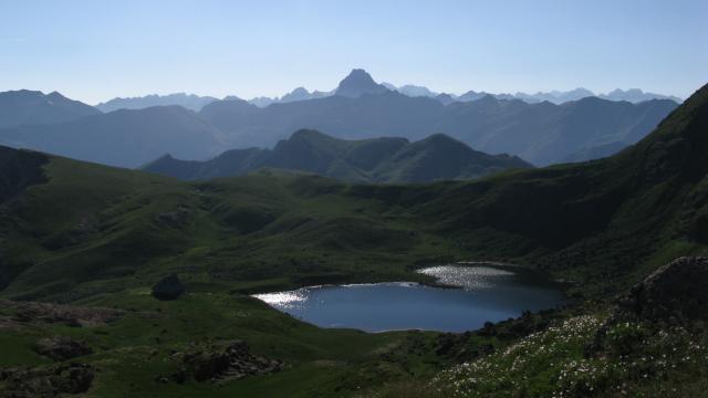 Du col d’Arlet dernier regard vers l’Est sur le pic du Midi d’Ossau. Plus bas, le lac et le refuge d’Arlet (vallée d’Aspe) - Pyrénées béarnaises