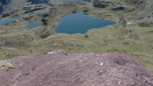 Depuis le col d’Ayous (Ossau), les lacs et le refuge, promesse d’une nuit reposante (Pyrénées béarnaises)