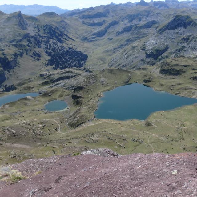 Depuis le col d’Ayous (Ossau), les lacs et le refuge, promesse d’une nuit reposante (Pyrénées béarnaises)