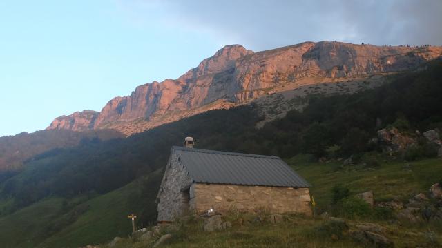 Lever de soleil sur la cabane de Boué. Au fond, éclairé, le Mailh d’Eygarry, point culminant du treck (vallée d'Aspe - Béarn Pyrénées)