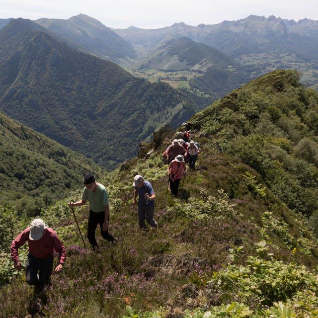 Les géo randonneurs sur la crête (Aspe-Pyrénées béarnaises)