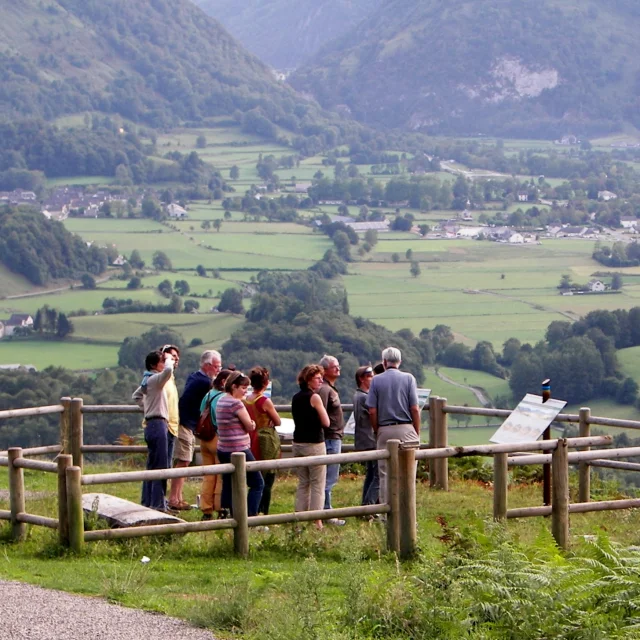 La table d’orientation de Bedous et les panneaux de la route géologique Aspe-Haut Aragon (Pyrénées béarnaises)