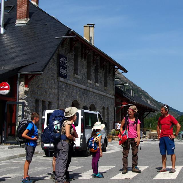 Accueil et départ du minitreck en boucle, à la gare de Bedous (Pau-Canfranc), avec guide géologue et accompagnateur en montagne (vallée d'Aspe)