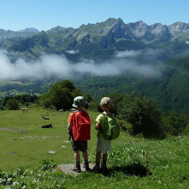 Départ matinal du refuge de l’Abérouat : perplexité (rêves ?) de futurs montagnards devant une mer de nuages s’effilochant (vallée d'Aspe).