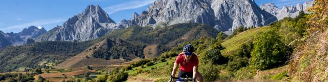 Ciclista en una carretera de montaña