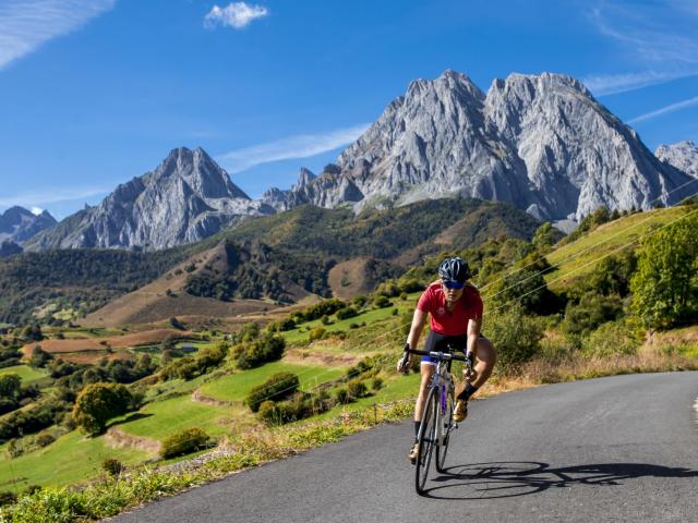 Ciclista en una carretera de montaña