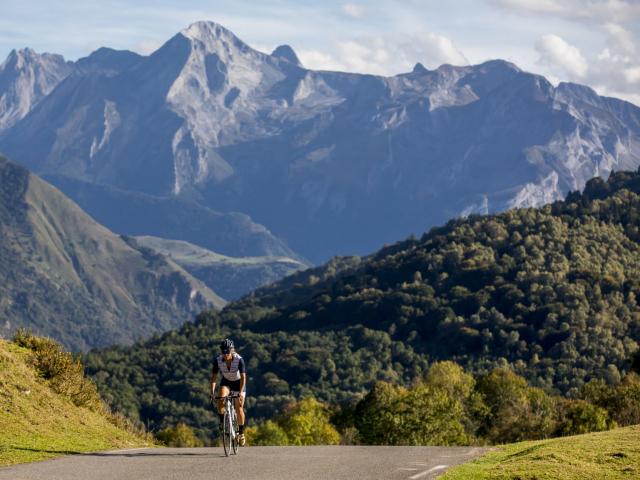 Ciclista en una carretera de montaña