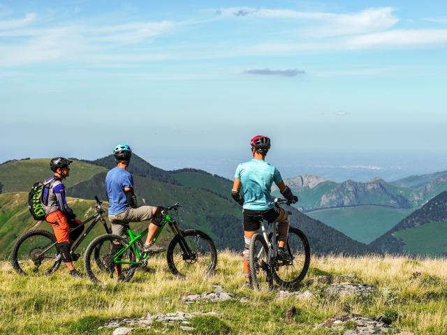 Ciclistas de montaña sobre una cumbre