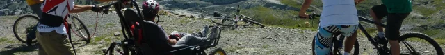 Actividad de descenso para personas con discapacidad La Pierre Handi Ski