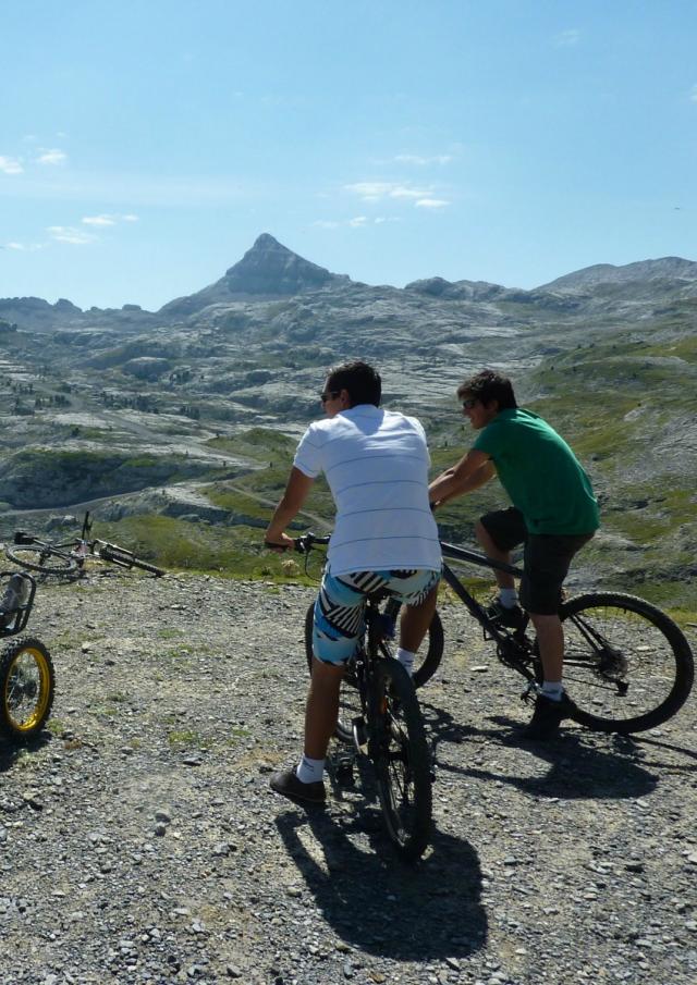 Actividad de descenso para personas con discapacidad La Pierre Handi Ski