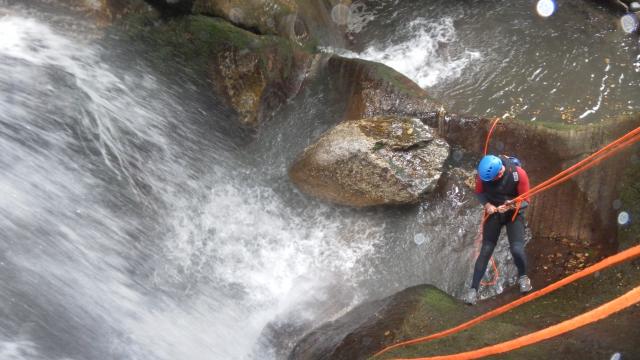 Descenso de barrancos en un rio